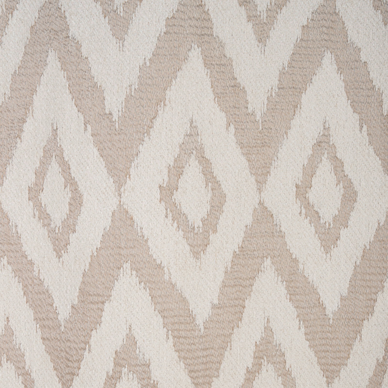 Dieter Knoll ÖSENSCHAL 140 x 245 cm Nahaufnahme eines Ösenschals mit geometrischem Rautenmuster in Beige und Weiß.