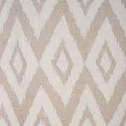 Close-up van een sjaal met oogjes en een geometrisch ruitpatroon in beige en wit.