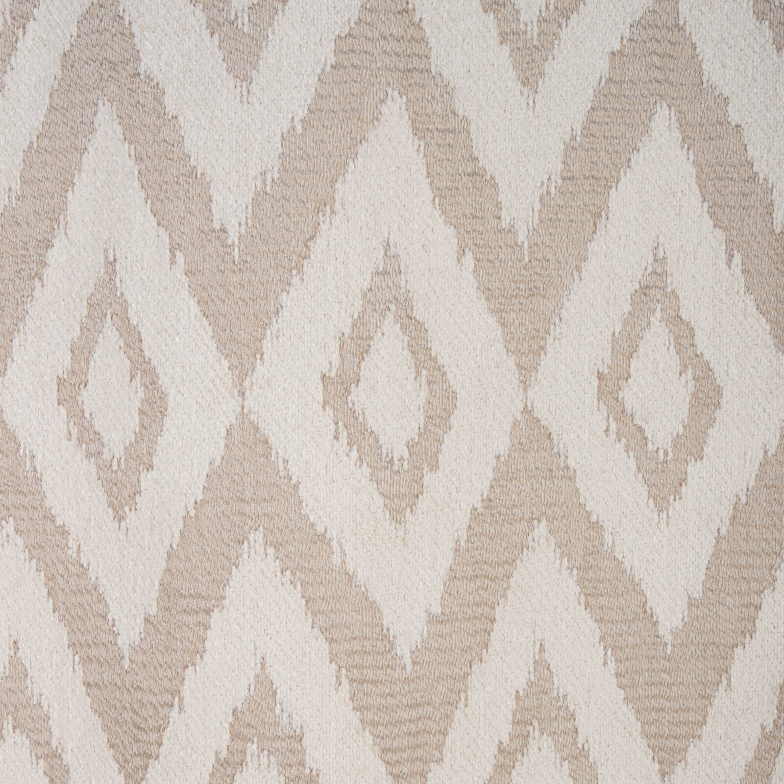 Nahaufnahme eines Ösenschals mit geometrischem Rautenmuster in Beige und Weiß.
