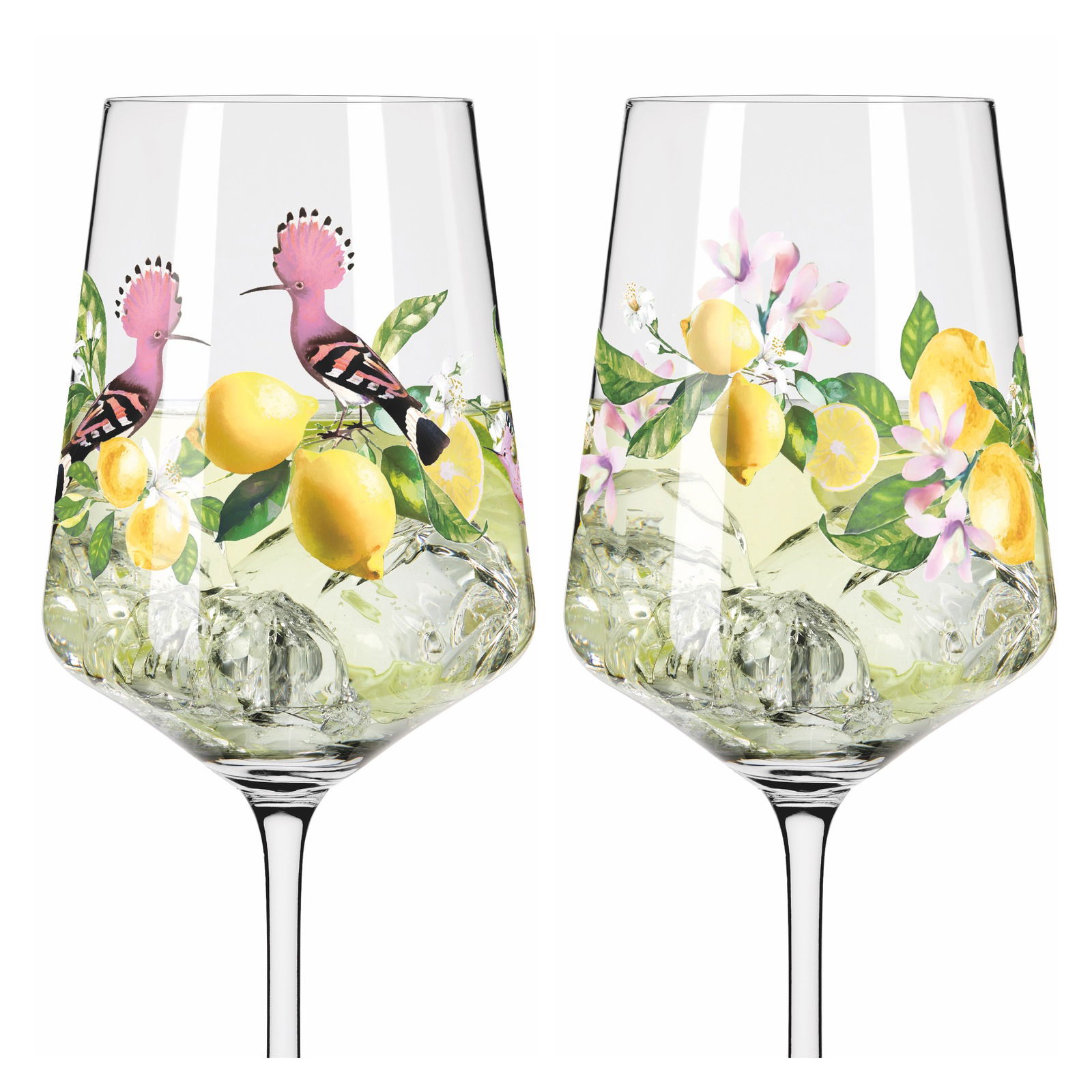 Zwei Weingläser mit farbenfrohem Design, das Zitronen, Blüten und einen rosa Vogel zeigt, aus der Vorderansicht.
