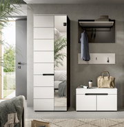 Modernes Garderoben-Set im Flur: hoher weißer Schrank mit Spiegel und schwarzem Rahmen neben weißer Schuhbank und Wandgarderobe, frontal aus leicht seitlicher Perspektive aufgenommen.