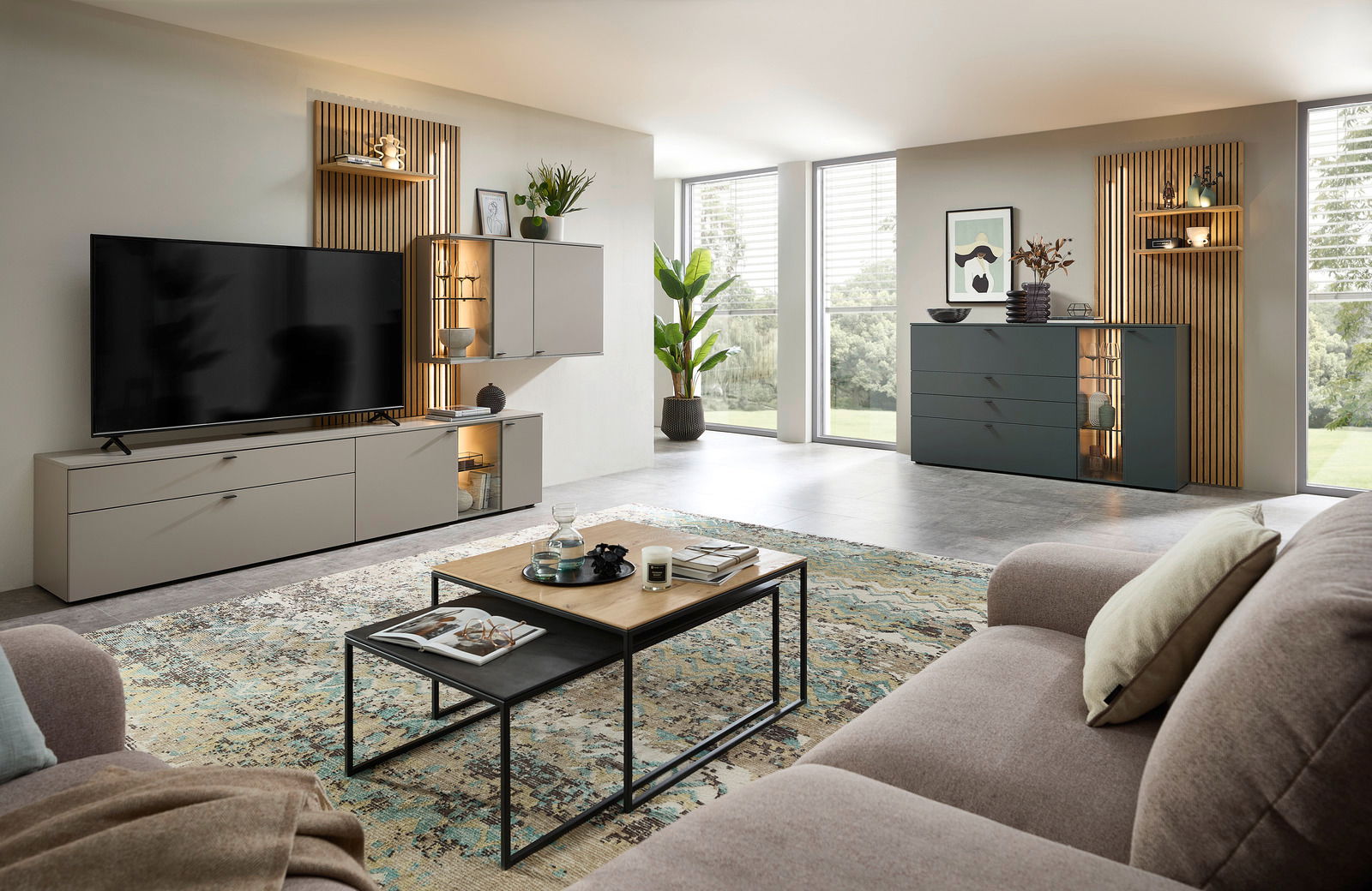 Moderne Wohnzimmer-Wandkombination mit TV-Schrank, Hängeschränken und dekorativen Regalen, seitliche Perspektive