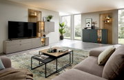 Moderne Wohnzimmer-Wandkombination mit TV-Schrank, Hängeschränken und dekorativen Regalen, seitliche Perspektive