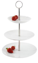 Dreistufige weiße Etagere mit Erdbeeren, seitliche Perspektive