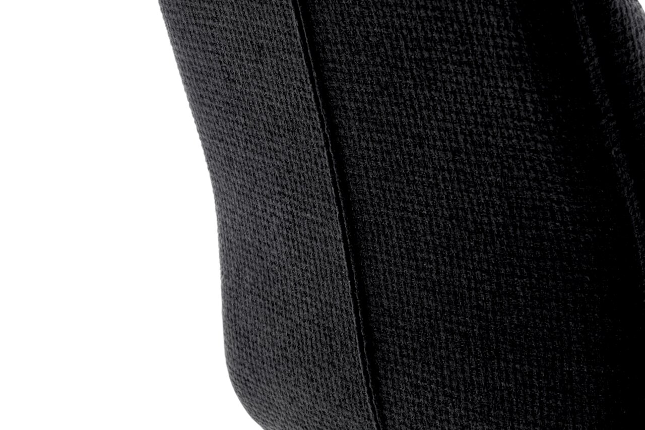 Close-up van de achterkant van een barkruk met een zwarte stoffen bekleding.