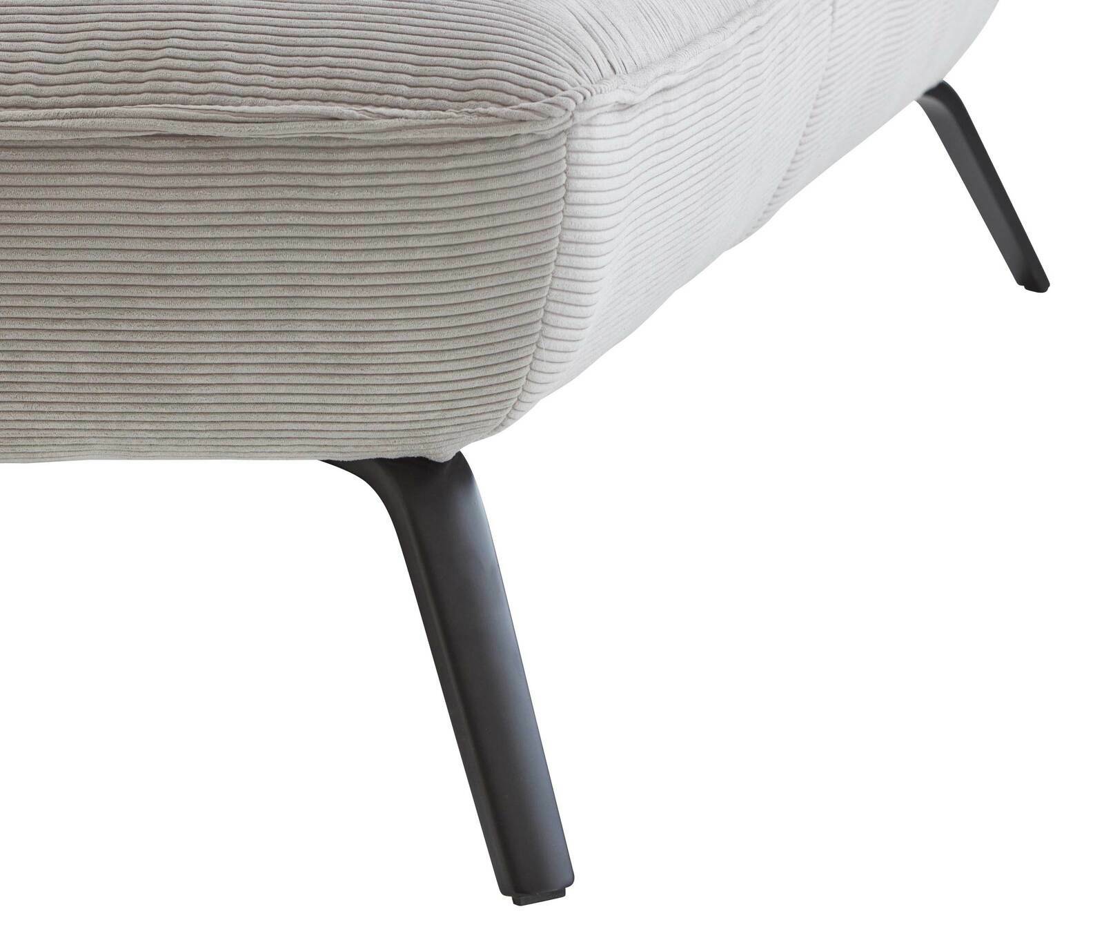 Nahaufnahme eines Longchairs mit hellgrauem, geripptem Stoffbezug und schwarzen Metallbeinen, seitliche Perspektive.