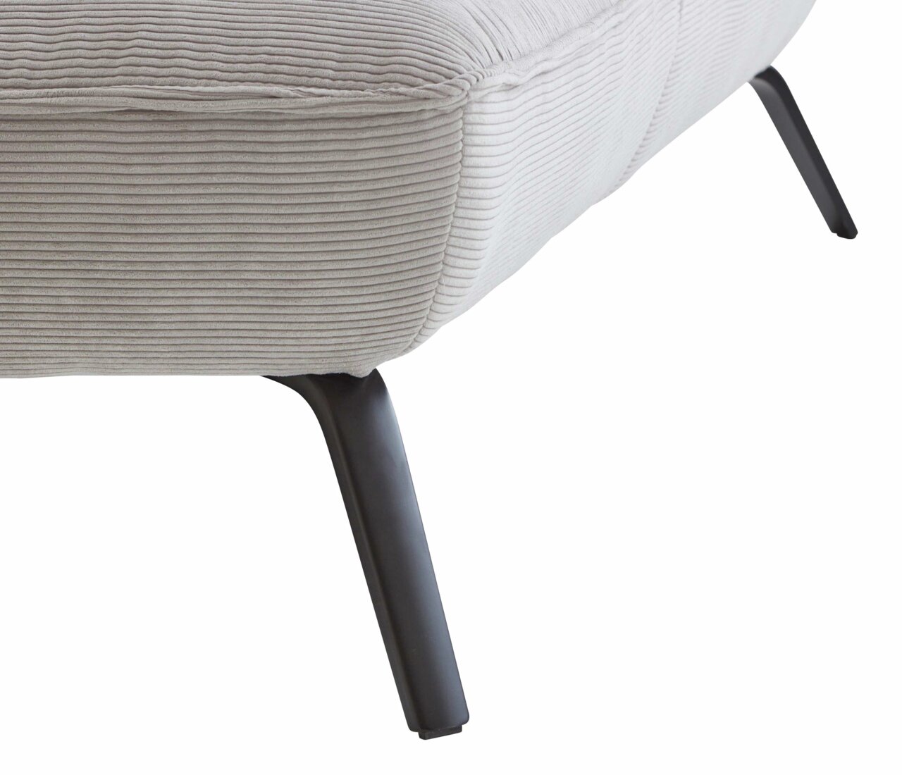 Close-up van een ligstoel met een lichtgrijze, geribbelde stoffen bekleding en zwarte metalen poten, gezien vanaf de zijkant.