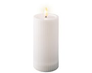 Weiße Solar Kerze mit flackernder Flamme, seitliche Perspektive