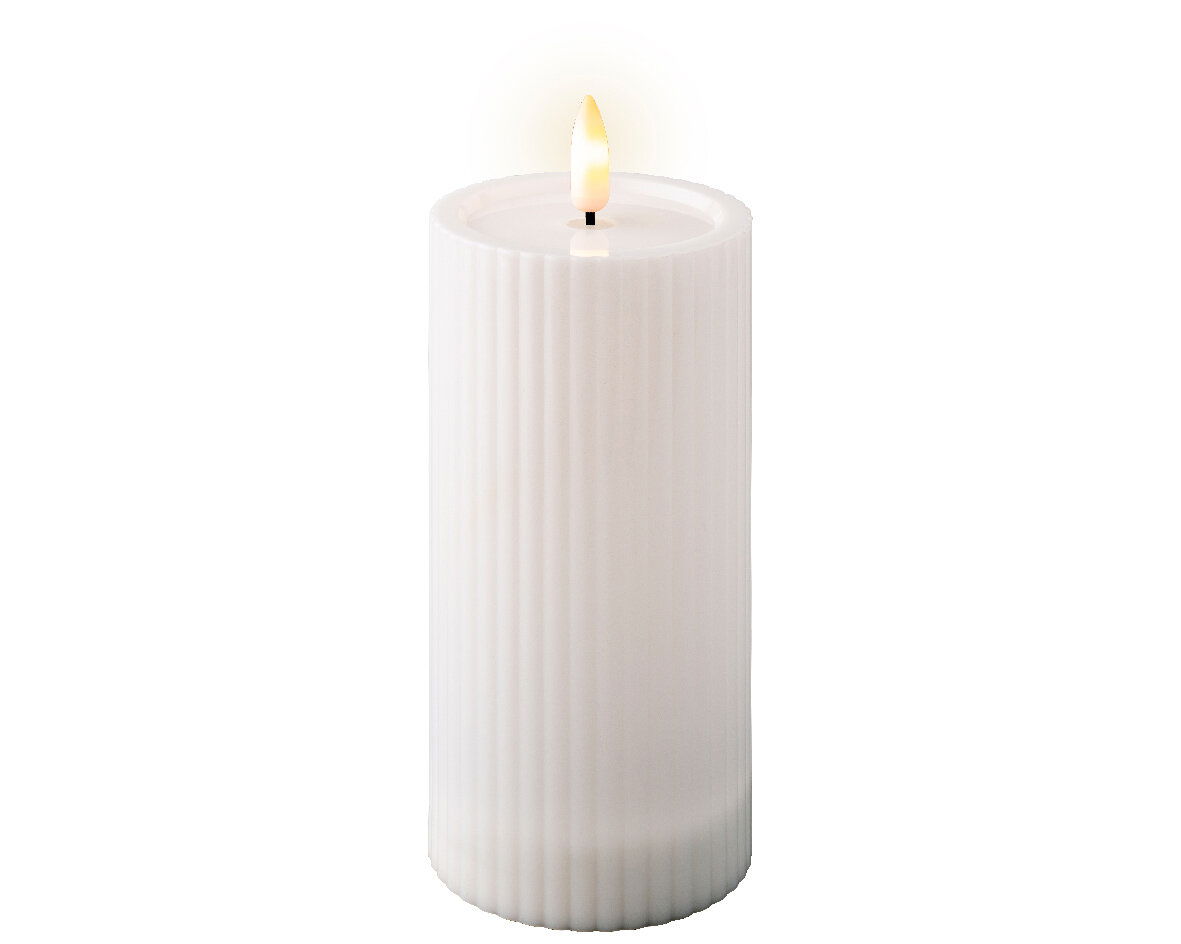 Weiße Solar Kerze mit flackernder Flamme, seitliche Perspektive