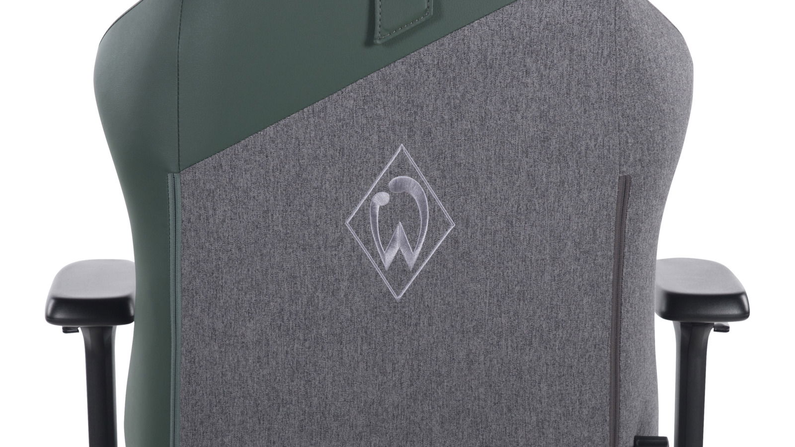Rückansicht eines grauen und grünen Gaming-Stuhls mit Werder Bremen Logo auf der Rückenlehne.