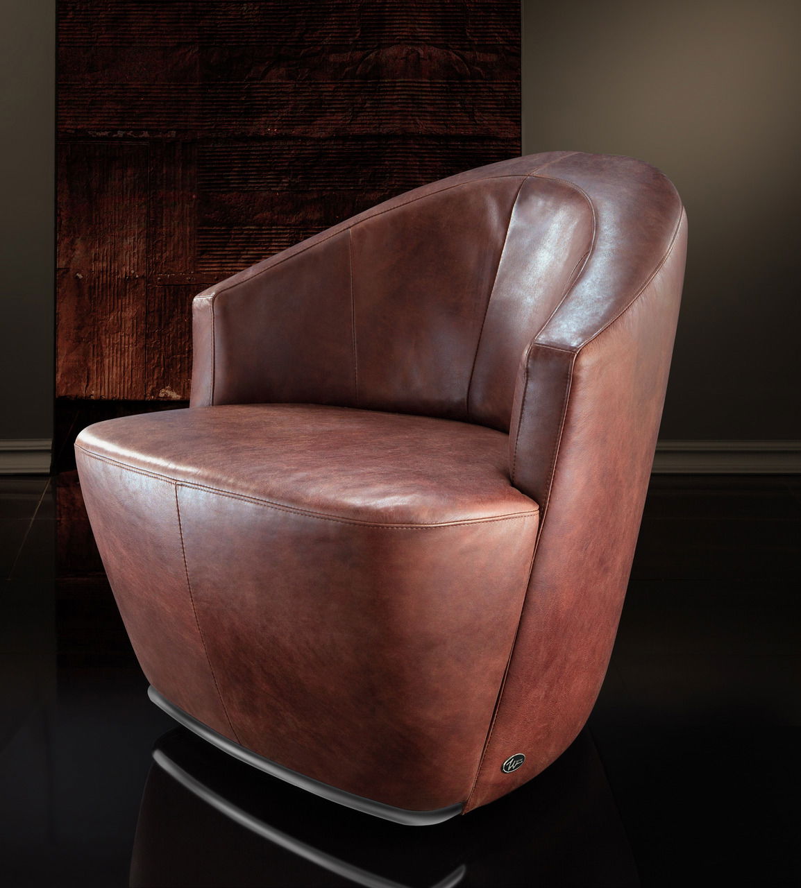Moderner brauner Ledersessel in seitlicher Perspektive, ideal für stilvolle Wohnräume.