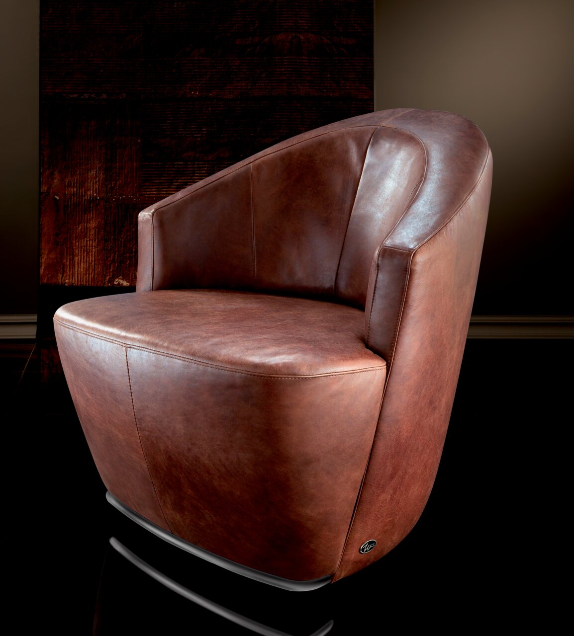 Moderner brauner Ledersessel in seitlicher Perspektive, ideal für stilvolle Wohnräume.