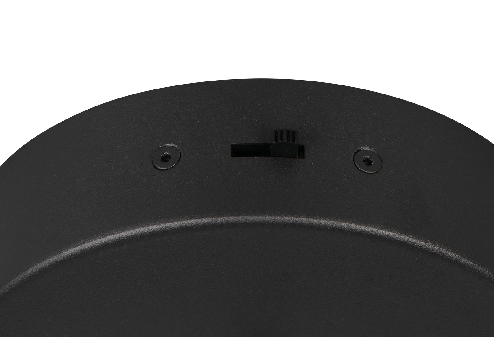 Nahaufnahme der schwarzen Deckenhalterung einer Pendelleuchte CALA von Trio Leuchten, von unten betrachtet.