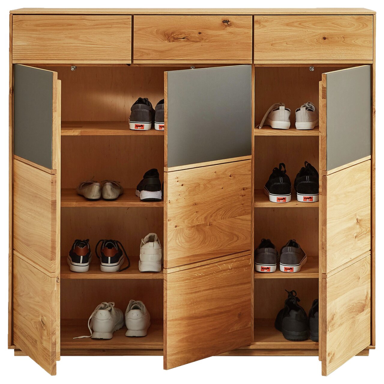 Houten schoenenkast met open deuren, gevuld met verschillende schoenen, gezien vanaf de voorkant.