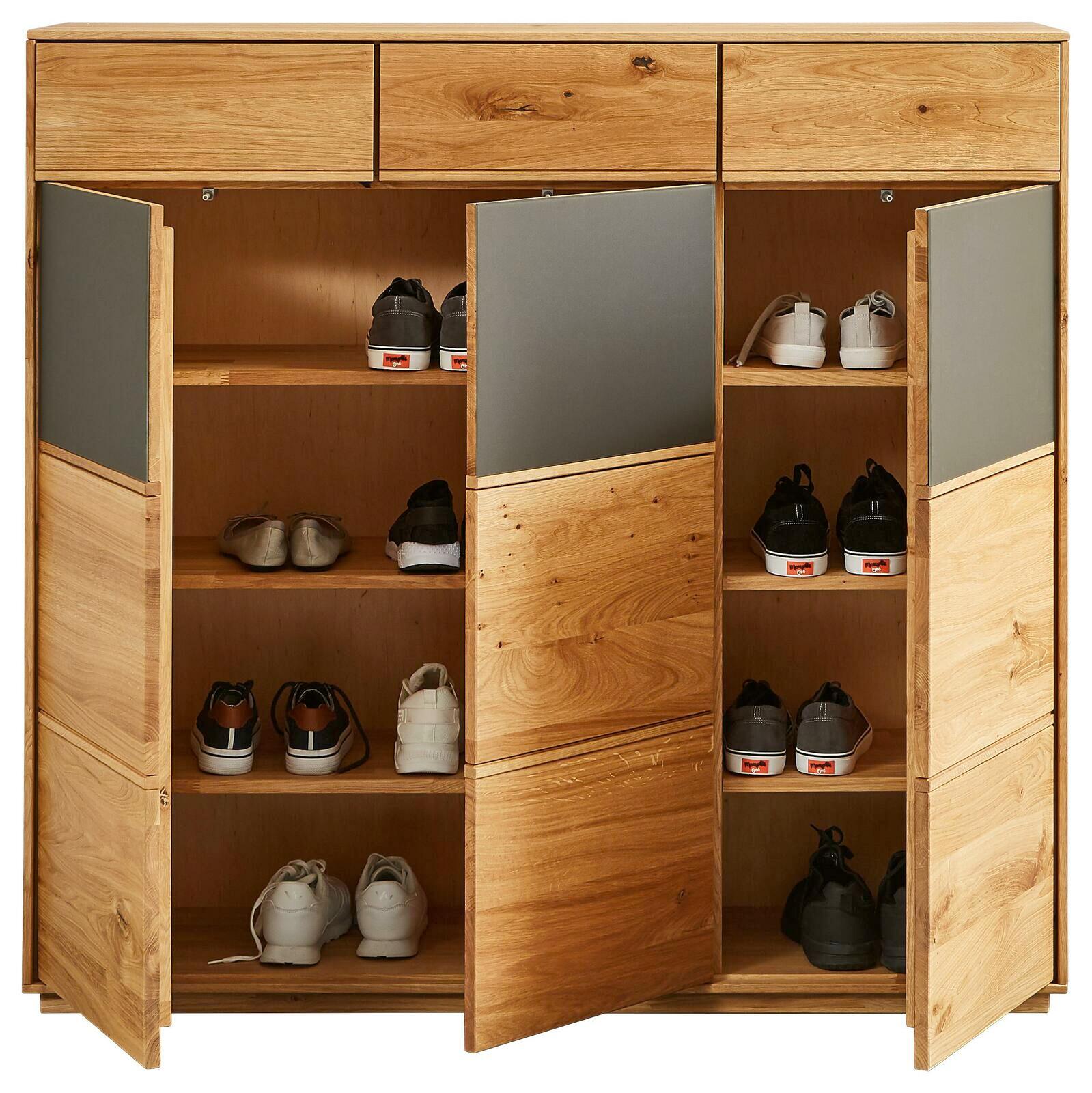 Schuhschrank aus Holz mit offenen Türen, gefüllt mit verschiedenen Schuhen, frontal betrachtet.