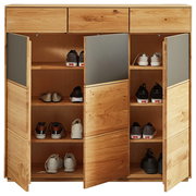 Schuhschrank aus Holz mit offenen Türen, gefüllt mit verschiedenen Schuhen, frontal betrachtet.