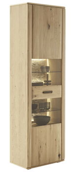 Vitrine aus hellem Holz mit Glaseinsätzen und Beleuchtung, seitliche Perspektive