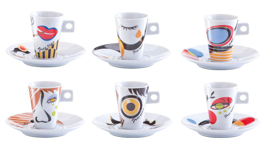 Espresso-Set mit sechs Tassen und Untertassen, jede Tasse mit buntem, modernem Design und der Aufschrift 'Free time', aus der Frontalperspektive.