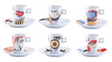 Espresso-Set mit sechs Tassen und Untertassen, jede Tasse mit buntem, modernem Design und der Aufschrift 'Free time', aus der Frontalperspektive.