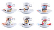 Espresso-Set mit sechs Tassen und Untertassen, jede Tasse mit buntem, modernem Design und der Aufschrift 'Free time', aus der Frontalperspektive.