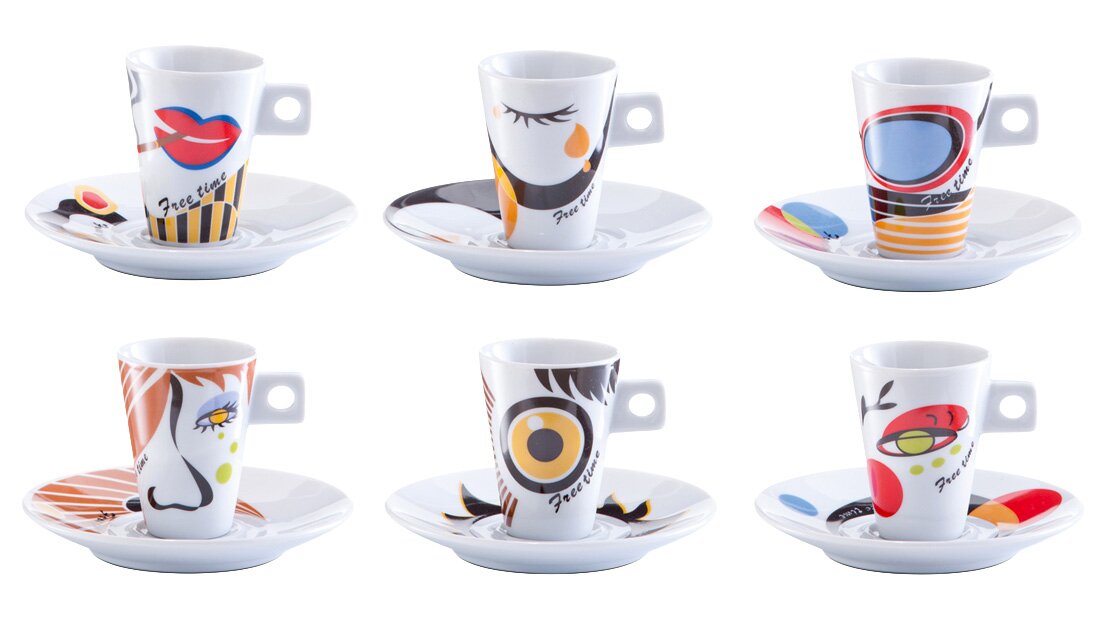 Espresso-Set mit sechs Tassen und Untertassen, jede Tasse mit buntem, modernem Design und der Aufschrift 'Free time', aus der Frontalperspektive.