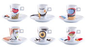 Espresso-Set mit sechs Tassen und Untertassen, jede Tasse mit buntem, modernem Design und der Aufschrift 'Free time', aus der Frontalperspektive.