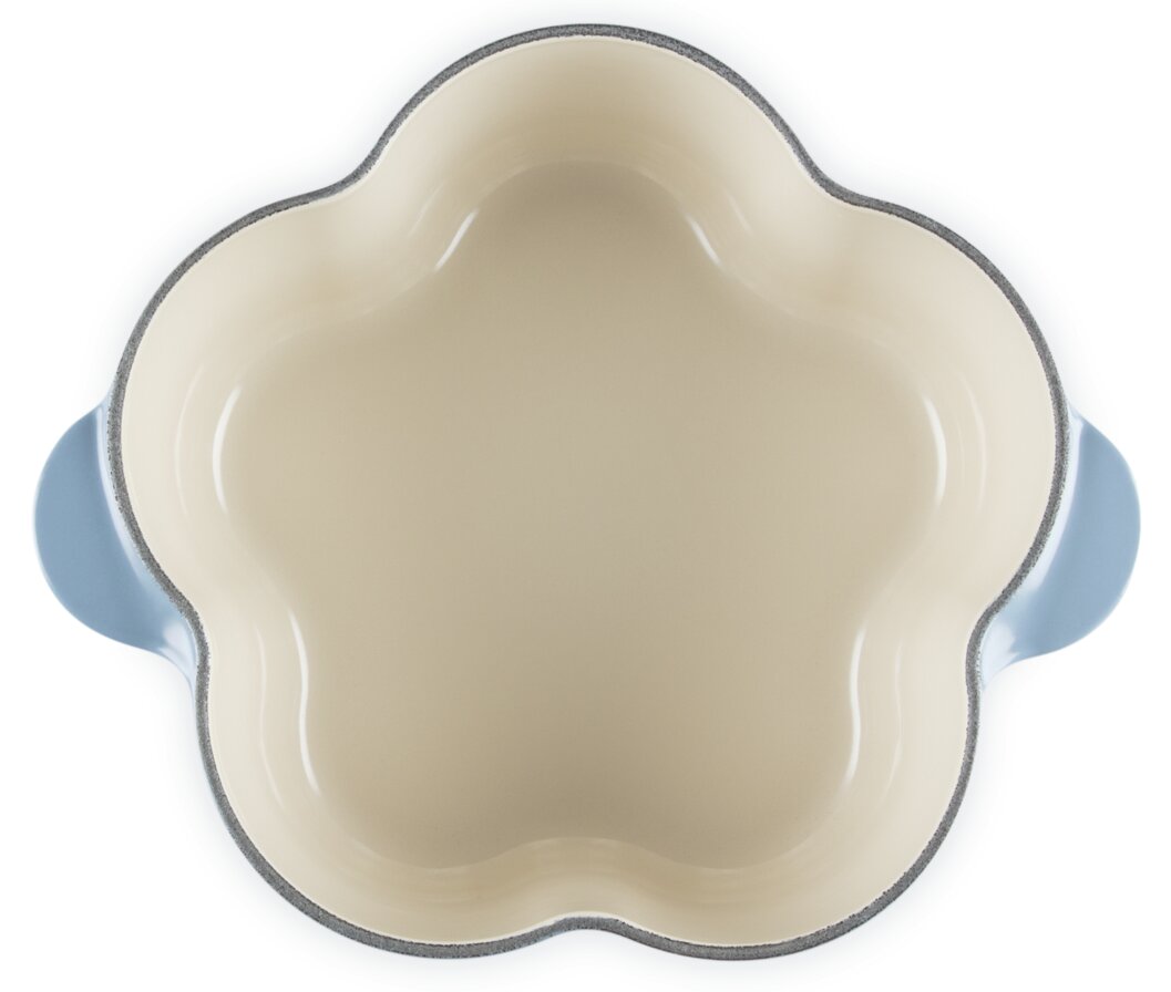 Blumenförmige Keramik-Auflaufform in Creme mit hellblauen Griffen, Draufsicht von oben auf weißem Hintergrund