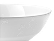 Nahaufnahme einer weißen Schale mit dezentem Muster, seitliche Perspektive