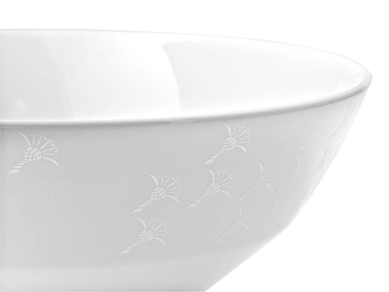 Nahaufnahme einer weißen Schale mit dezentem Muster, seitliche Perspektive