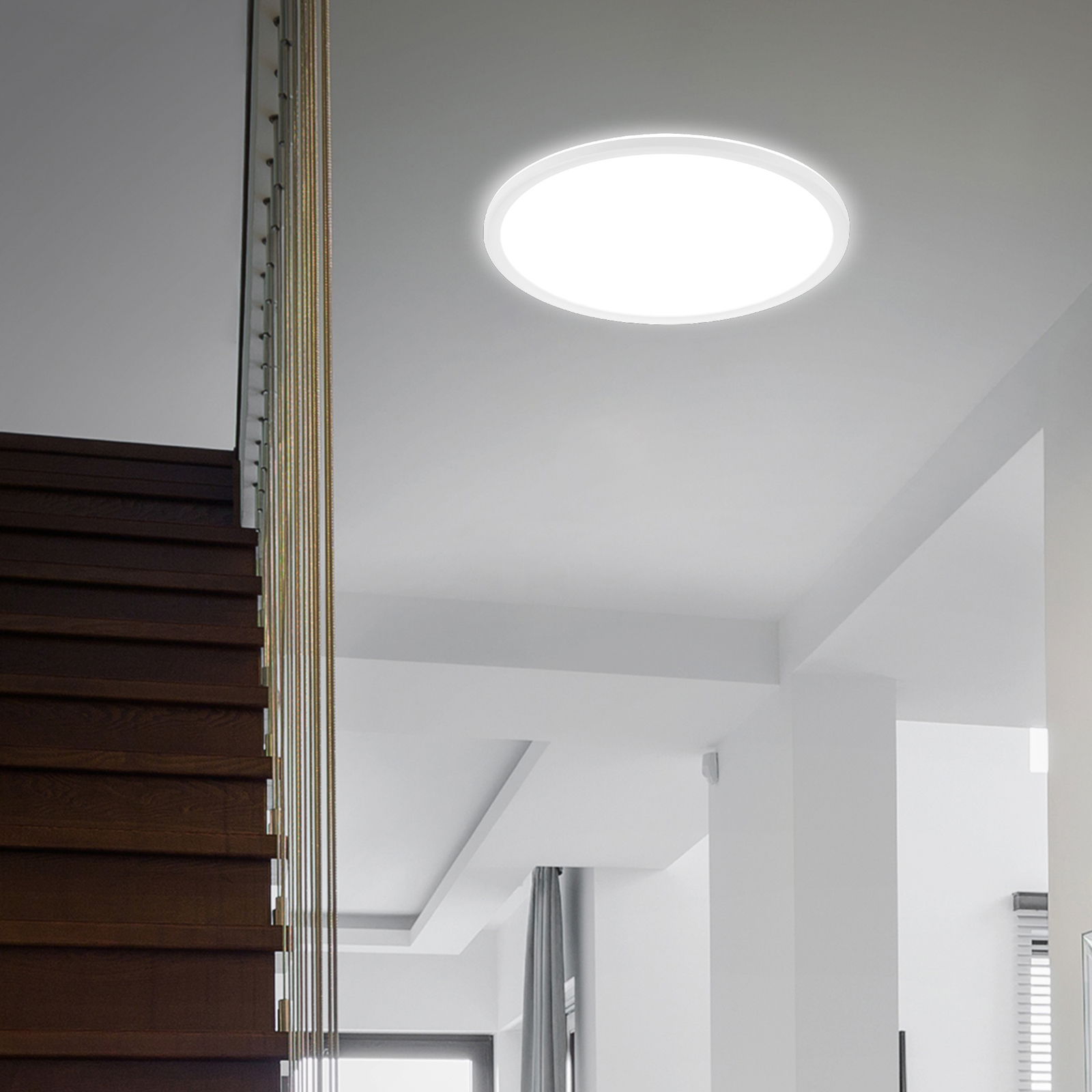 Briloner LED-plafondlamp SLIM Runde LED-Deckenleuchte in moderner Innenraumumgebung, von unten betrachtet.