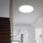 Runde LED-Deckenleuchte in moderner Innenraumumgebung, von unten betrachtet.