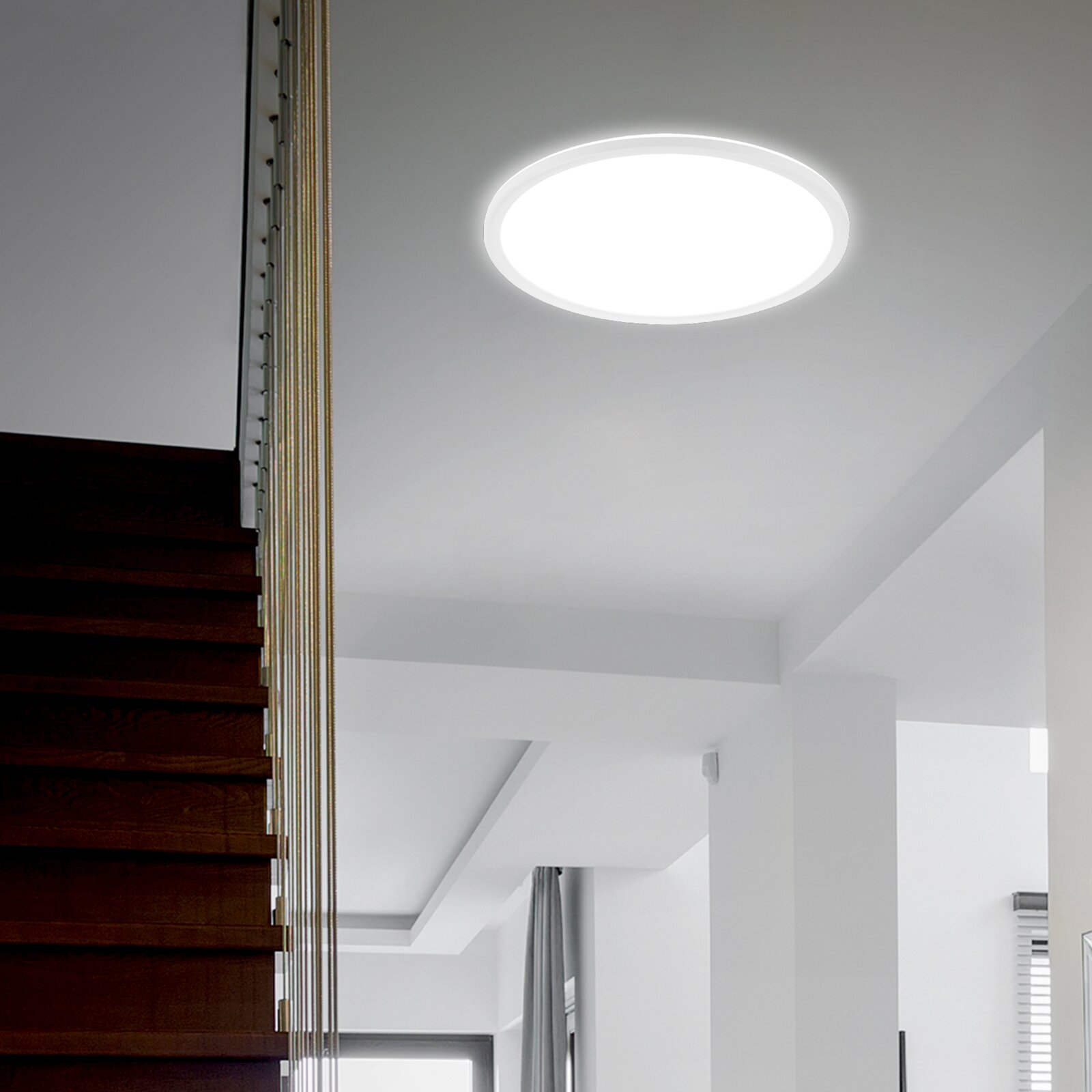 Runde LED-Deckenleuchte in moderner Innenraumumgebung, von unten betrachtet.