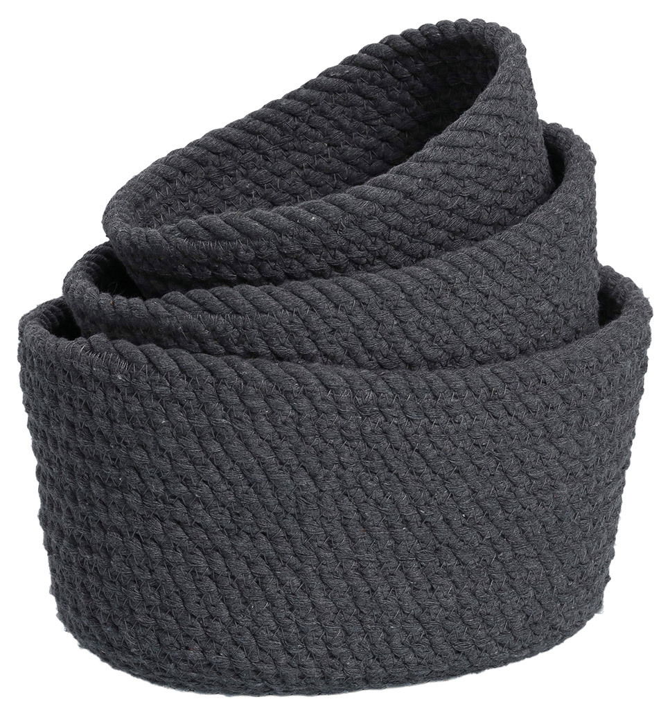 Dunkelgrauer, geflochtener Aufbewahrungskorb in Nahaufnahme, perspektivisch von oben fotografiert.