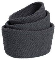 Dunkelgrauer, geflochtener Aufbewahrungskorb in Nahaufnahme, perspektivisch von oben fotografiert.