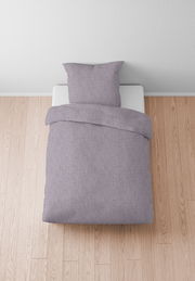 Graue Bettwäsche 155x220cm auf einem Bett, von oben fotografiert, auf hellem Holzboden.