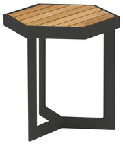 Sechseckiger Beistelltisch mit Holzplatte und schwarzem Metallgestell, seitliche Perspektive