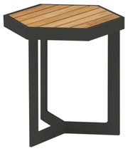 Sechseckiger Beistelltisch mit Holzplatte und schwarzem Metallgestell, seitliche Perspektive