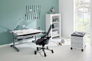 Moderner Schreibtisch mit verstellbarer Tischplatte, ergonomischem Bürostuhl und Stauraum, seitliche Perspektive.