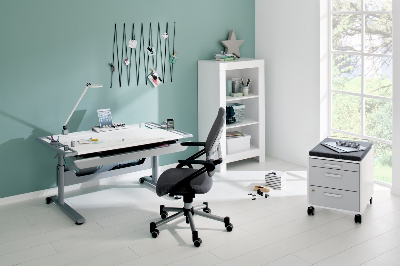 Moderner Schreibtisch mit verstellbarer Tischplatte, ergonomischem Bürostuhl und Stauraum, seitliche Perspektive.