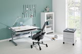 Moderner Schreibtisch mit verstellbarer Tischplatte, ergonomischem Bürostuhl und Stauraum, seitliche Perspektive.