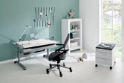 Modern bureau met verstelbaar tafelblad, ergonomische bureaustoel en opbergruimte, zijaanzicht.