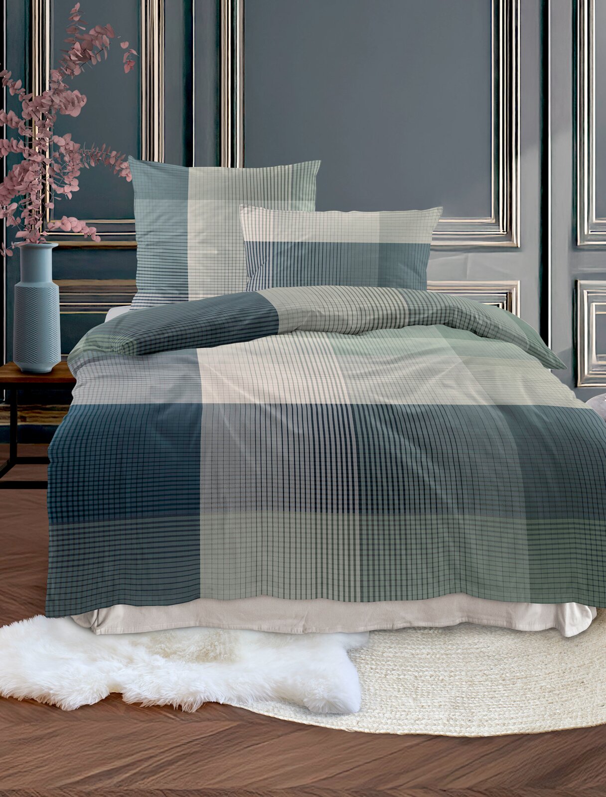 irisette Bettwäsche 135x200cm WAVE Bettwäsche-Set in einem eleganten, karierten Design in Blau- und Grautönen, auf einem Bett in einem stilvoll eingerichteten Raum, aus der Vorderansicht fotografiert.