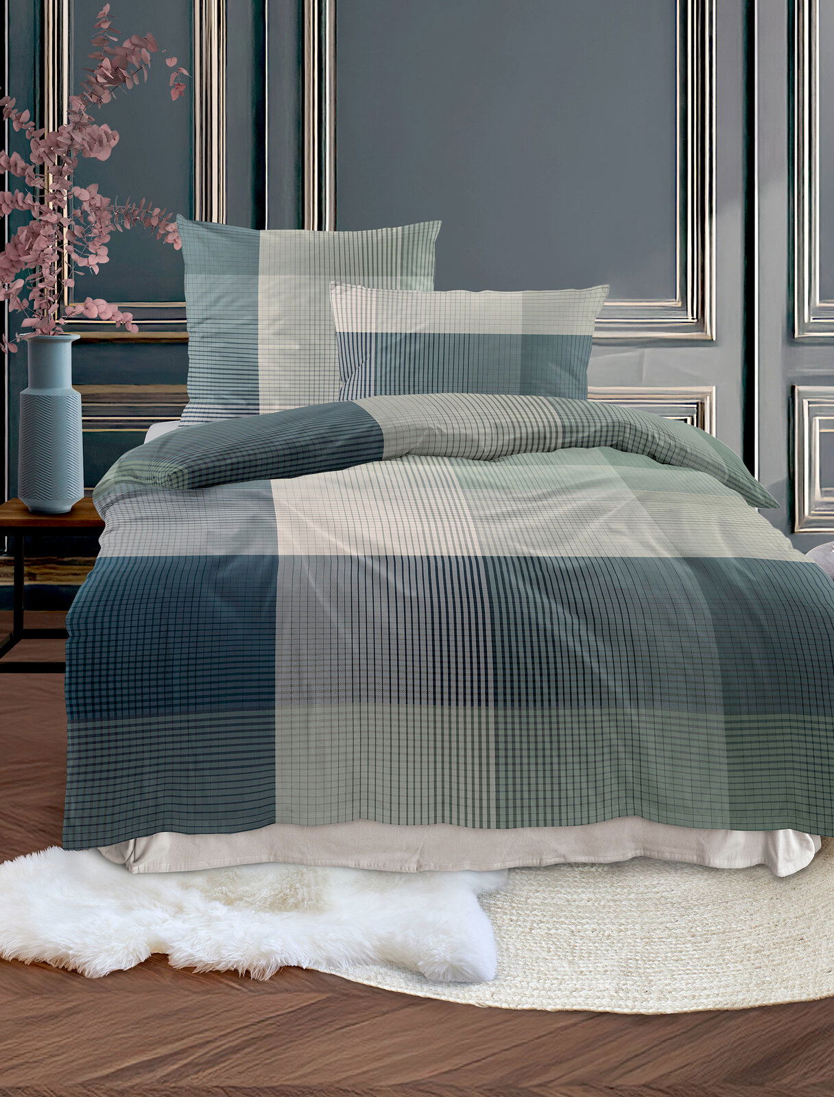 Bettwäsche-Set in einem eleganten, karierten Design in Blau- und Grautönen, auf einem Bett in einem stilvoll eingerichteten Raum, aus der Vorderansicht fotografiert.