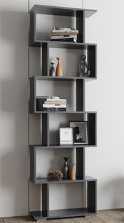 Modernes, asymmetrisches Standregal in Anthrazit mit offenen Fächern, dekoriert mit Büchern, Vasen, Bilderrahmen und Zapfen; frontal in leichter Seitenperspektive fotografiert.