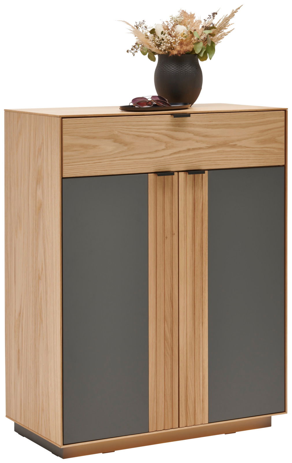 Moderner Schuhschrank aus Holz mit grauen Türen, dekoriert mit einer Vase und Sonnenbrille, seitliche Perspektive