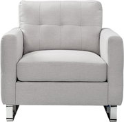 Hellgrauer, gepolsterter Stoff-Sessel mit breiten Armlehnen, gesteppter Rückenlehne und verchromten Metallfüßen, Frontansicht.