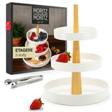Dreistufige weiße Etagere mit Holzmittelstange, gefüllt mit Beeren und Gebäck, seitliche Perspektive