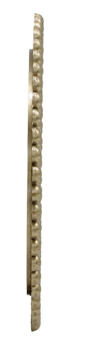 Zijaanzicht van een ronde spiegel met een decoratieve, goudkleurige lijst.