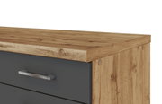 Detailansicht einer Küchenecke mit Holzarbeitsplatte und grauer Schublade, Perspektive von oben.