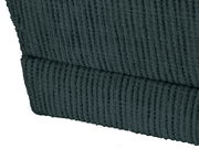 Nahaufnahme eines dunkelgrünen, strukturierten Stoffes einer Recamiere, seitliche Perspektive